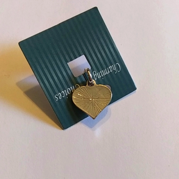 Heart Charm pendant with a Q on it silver tone new - Picture 2 of 4